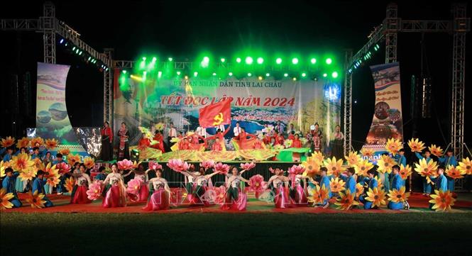 Chương trình văn nghệ chào mừng với chủ đề “Lung linh sắc màu Than Uyên” chào mừng Tết Độc lập. Ảnh: Quý Trung – TTXVN