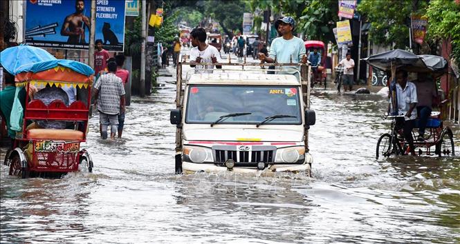 Cảnh ngập lụt sau những trận mưa lớn tại Rajgarh, Guwahati, Ấn Độ, ngày 1/9/2024. Ảnh: ANI/TTXVN