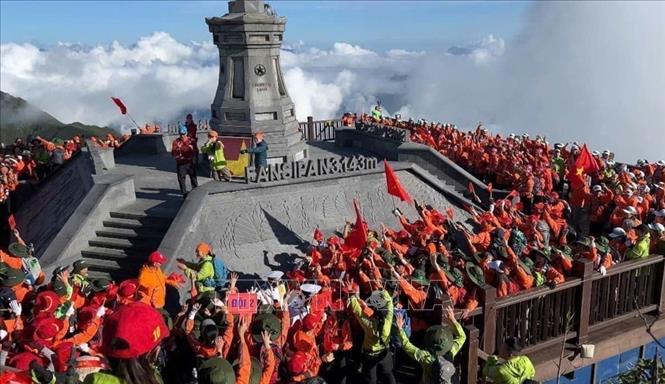 A flag hoisting ceremony on the summit of the Fansipan Mountain in the northern province of Lao Cai is held on September 1 to celebrate the National Day (September 2). Photo by courtesy/VNA