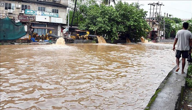 Cảnh ngập lụt sau những trận mưa lớn tại Anil Nagar, Guwahati, Ấn Độ, ngày 1/9/2024. Ảnh: ANI/TTXVN