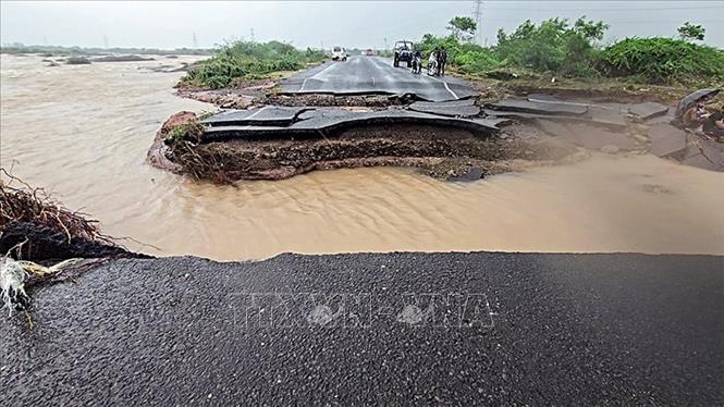 Cây cầu bị phá hủy do mưa lũ tại Jamnagar, Ấn Độ. Ảnh: ANI/TTXVN