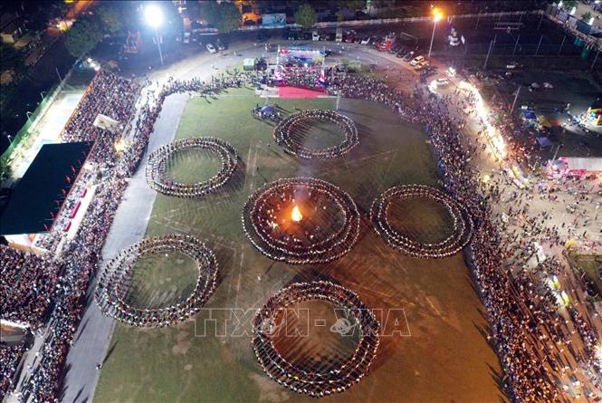Vòng xòe Đoàn kết với sự tham gia của hơn 2000 diễn viên tại sân vận động huyện Than Uyên. Ảnh: Quý Trung - TTXVN