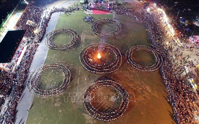 Vòng xòe Đoàn kết với sự tham gia của hơn 2000 diễn viên tại sân vận động huyện Than Uyên. Ảnh: Quý Trung - TTXVN
