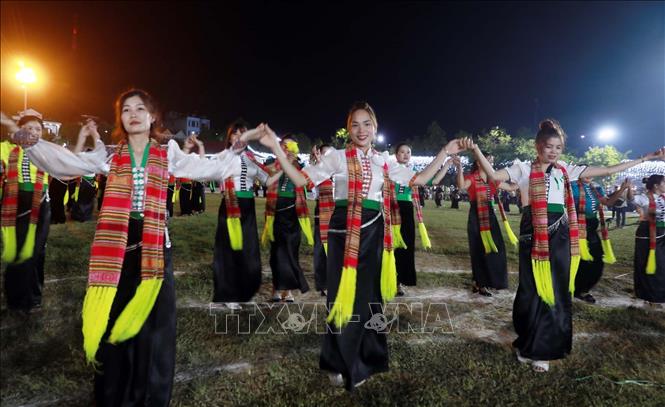 Các diễn viên, nghệ nhân tay trong tay cùng múa điệu xòe Đoàn kết chào mừng Tết Độc lập. Ảnh: Quý Trung - TTXVN