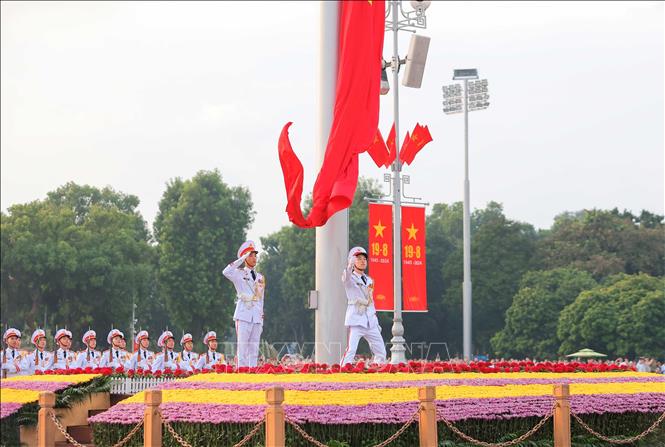 Đúng 6h, Quốc kỳ được kéo lên trên Quảng trường Ba Đình. Ảnh: Hoàng Hiếu - TTXVN  