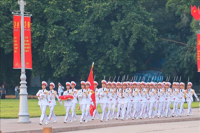 Đội tiêu binh di chuyển ra khu vực thực hiện nghi lễ thượng cờ. Ảnh: Hoàng Hiếu - TTXVN