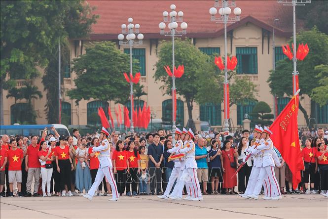 Hàng nghìn người dân có mặt tại Quảng Trường Ba Đình chứng kiến Lễ thượng cờ thiêng liêng trong ngày kỷ niệm 79 năm Quốc khánh. Ảnh: Hoàng Hiếu - TTXVN