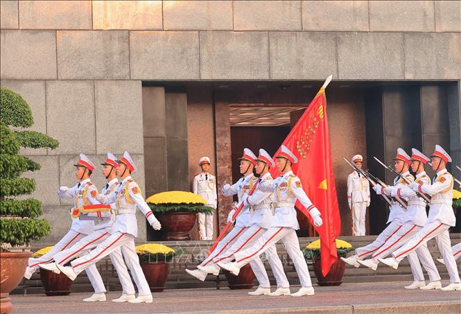 Đội tiêu binh danh dự duyệt đội ngũ qua trước Lăng Chủ tịch Hồ Chí Minh. Ảnh: Hoàng Hiếu - TTXVN