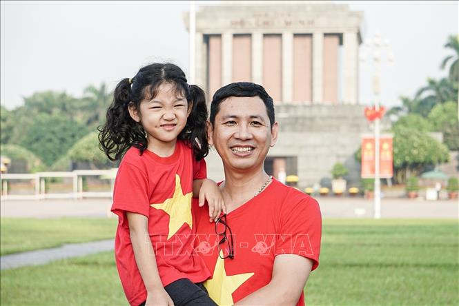 Người dân hân hoan trong ngày Quốc khánh 2/9. Ảnh: Khánh Hoà - TTXVN