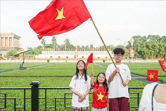 Người dân hân hoan trong ngày Quốc khánh 2/9. Ảnh: Khánh Hoà - TTXVN