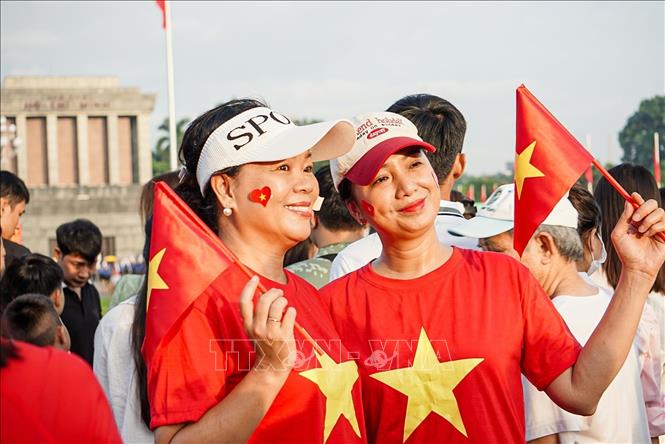 Người dân hân hoan trong ngày Quốc khánh 2/9. Ảnh: Khánh Hoà - TTXVN