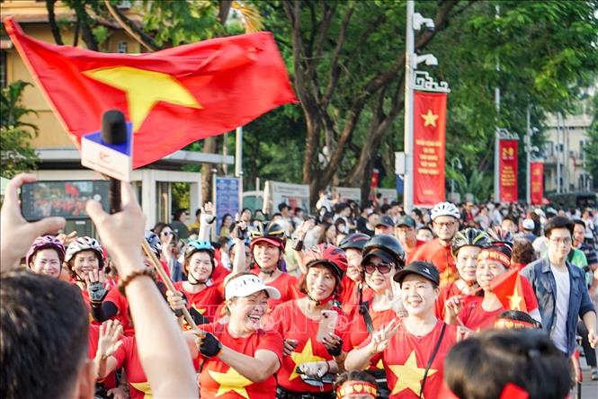 Người dân hân hoan Thủ đô hân hoan trong ngày Quốc khánh 2/9. Ảnh: Khánh Hoà - TTXVN