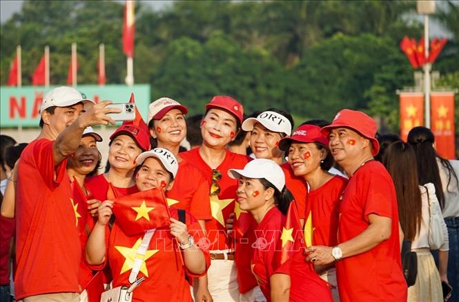Cùng lưu lại kỷ niệm trong ngày Quốc khánh 2/9. Ảnh: Khánh Hoà - TTXVN