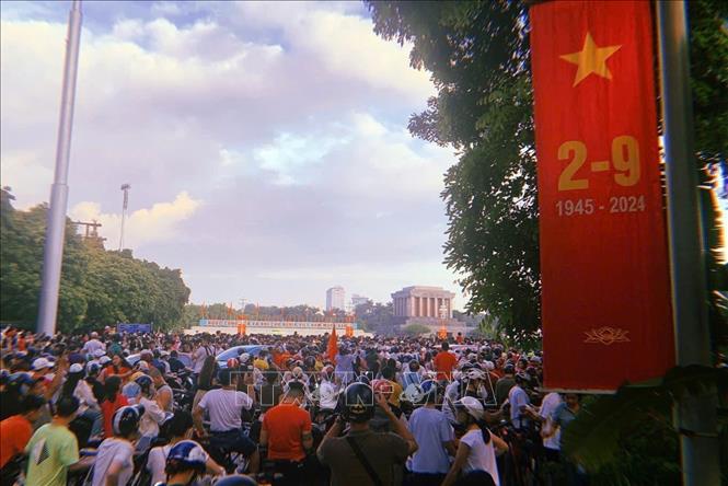 Đông đảo người dân có mặt từ sáng sớm tại Quảng trường Ba Đình. Ảnh: Tuấn Đức - TTXVN