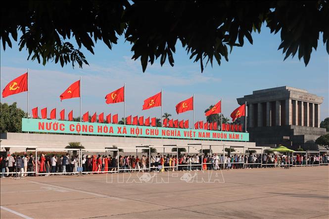 Thousands of people visit the Ho Chi Minh Mausoleum, paying their respects to the beloved leader on the National Day (September 2). VNA Photo: Hoàng Hiếu