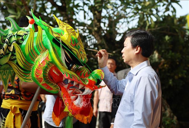 Trước đó ngày 30/7/2024, Bí thư Huyện ủy Krông Pắc Trần Hồng Tiến thực hiện điểm nhãn cho con rồng. Ảnh: Hoài Thu – TTXVN