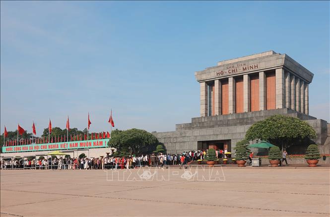 Thousands of people visit the Ho Chi Minh Mausoleum, paying their respects to the beloved leader on the National Day (September 2). VNA Photo: Hoàng Hiếu