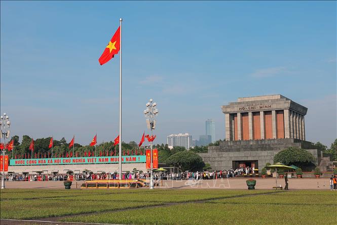 Thousands of people visit the Ho Chi Minh Mausoleum, paying their respects to the beloved leader on the National Day (September 2). VNA Photo: Hoàng Hiếu