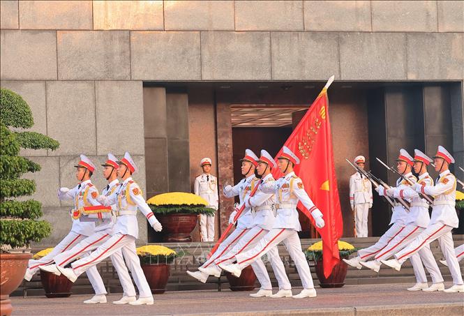 Soldiers carry the national flag towards the flagpole to prepare for the ceremony. VNA Photo: Hoàng Hiếu