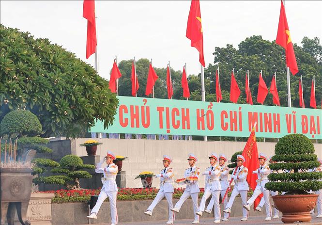 Soldiers carry the national flag towards the flagpole to prepare for the ceremony. VNA Photo: Hoàng Hiếu