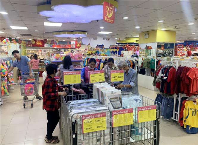 Siêu thị ở Thành phố Hồ Chí Minh đồng loạt khuyến mãi dịp lễ 2/9. Ảnh: Hồng Đạt - TTXVN
