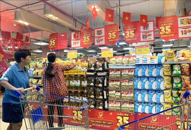 Quầy hàng được trang trí cờ đỏ sao vàng tại Co.opmart Rạch Miễu (Thành phố Hồ Chí Minh) sáng 2/9/2024. Ảnh: Hồng Đạt - TTXVN
