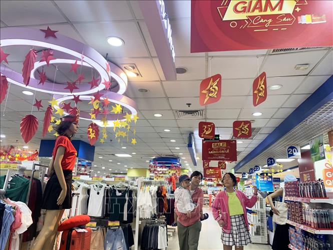 Gian hàng thời trang tại Co.opmart Rạch Miễu, sáng 2/9/2024. Ảnh: Hồng Đạt - TTXVN
