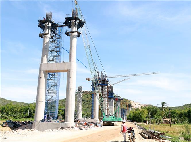 Công nhân thi công hạng mục cầu tại dự án Quy Nhơn - Chí Thạnh. Ảnh: Xuân Triệu – TTXVN