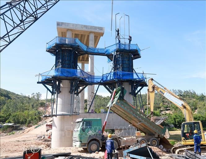 Công nhân và thiết bị xe máy vẫn làm việc xuyên dịp nghỉ lễ Quốc khánh. Ảnh: Xuân Triệu – TTXVN
