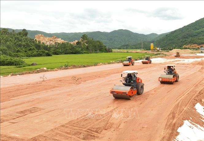 Thi công xử lý nền đất yếu tại dự án thành phần Chí Thạnh - Vân Phong. Ảnh: Xuân Triệu – TTXVN
