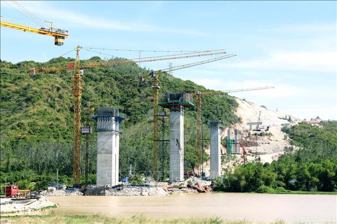 Thi công hạng mục cầu bắc qua sông Kỳ Lộ (dự án Quy Nhơn - Chí Thạnh). Ảnh: Xuân Triệu - TTXVN