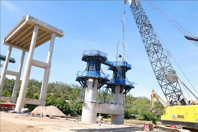 Công nhân thi công hạng mục cầu tại dự án Quy Nhơn - Chí Thạnh. Ảnh: Xuân Triệu – TTXVN