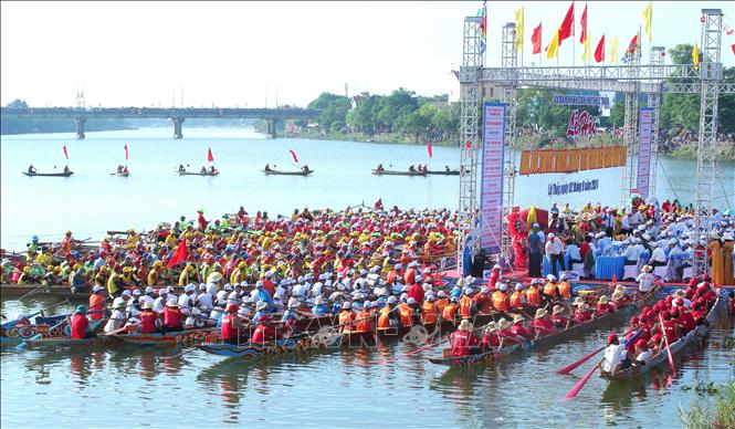 Quang cảnh khai mạc lễ hội bơi, đua thuyền trên sông Kiến Giang. Ảnh: Võ Mạnh Thành - TTXVN