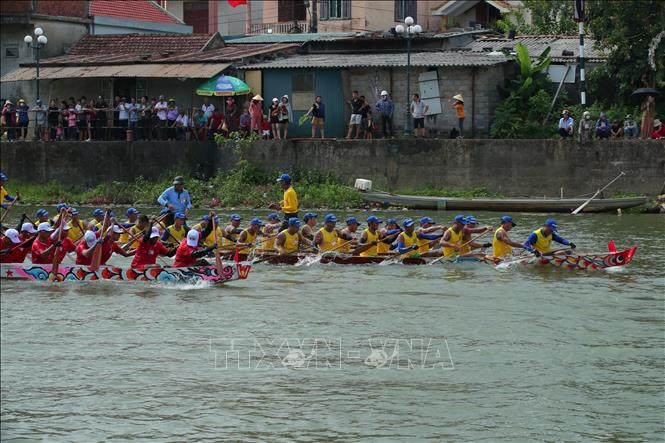 Các thuyền bơi đang bứt tốc về đích. Ảnh: Võ Mạnh Thành - TTXVN