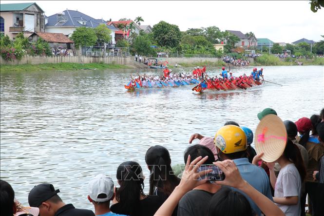 Các đội bơi tranh đua bứt tốc tạo nên không khí náo nhiệt trên sông Kiến Giang. Ảnh: Võ Mạnh Thành - TTXVN