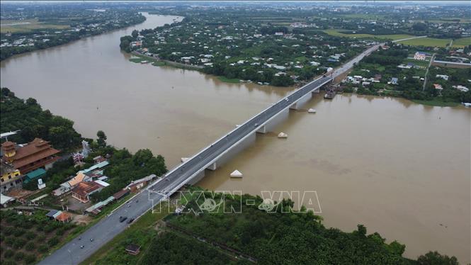 Cầu Bạch Đằng 2 kết nối giữa huyện Vĩnh Cửu (Đồng Nai) và thành phố Tân Uyên (Bình Dương). Ảnh: Công Phong - TTXVN
