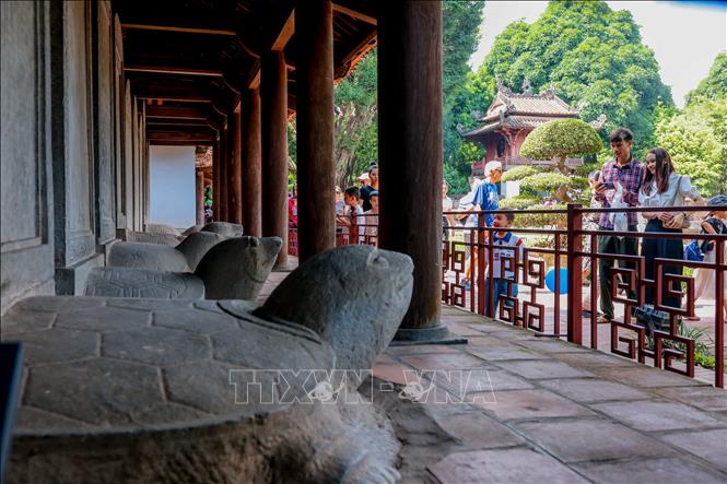 Khu nhà bia Văn Miếu đón nhiều người đến tìm hiểu dịp kỷ niệm 79 năm Ngày Quốc khánh 2/9. Ảnh: Hoàng Hiếu - TTXVN