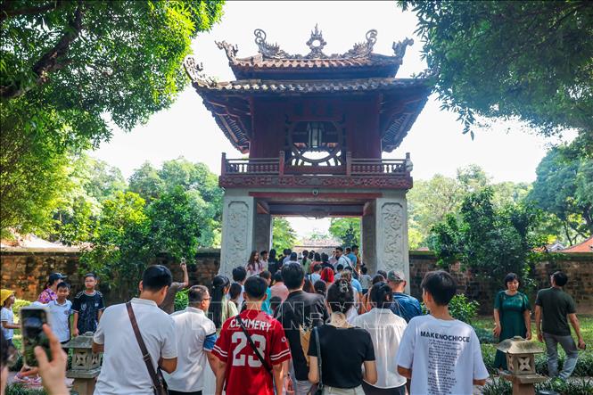 Khu di tích Quốc gia đặc biệt Văn Miếu - Quốc Tử Giám đón du khách đến tham quan, tìm hiểu dịp Quốc khánh 2/9. Ảnh: Hoàng Hiếu - TTXVN