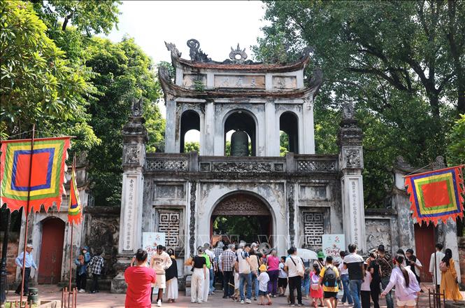 Người dân đến tham quan Khu di tích Quốc gia đặc biệt Văn Miếu - Quốc Tử Giám trong Ngày Quốc khánh. Ảnh: Hoàng Hiếu - TTXVN