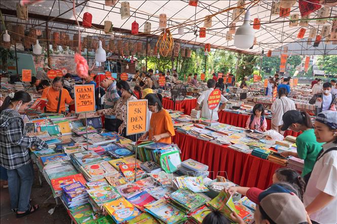 Khu Hồ Văn - Văn Miếu được bố trí nhiều quầy sách phục vụ nhân dân tìm hiểu, mua sách dịp Quốc khánh 2/9. Ảnh: Hoàng Hiếu - TTXVN