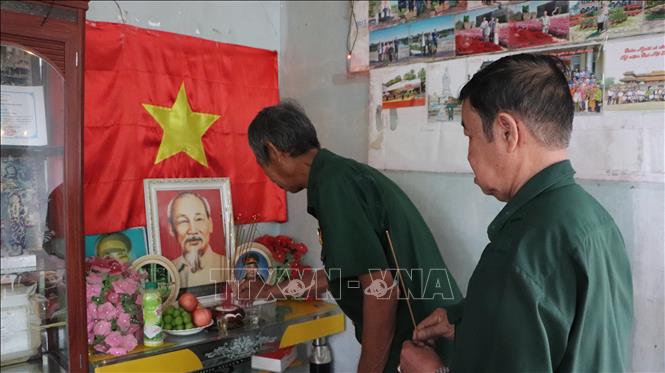 Các cựu chiến binh Chi hội Cựu chiến binh ấp Thạnh Bình dâng hương viếng Bác. Ảnh: Hồng Thái - TTXVN