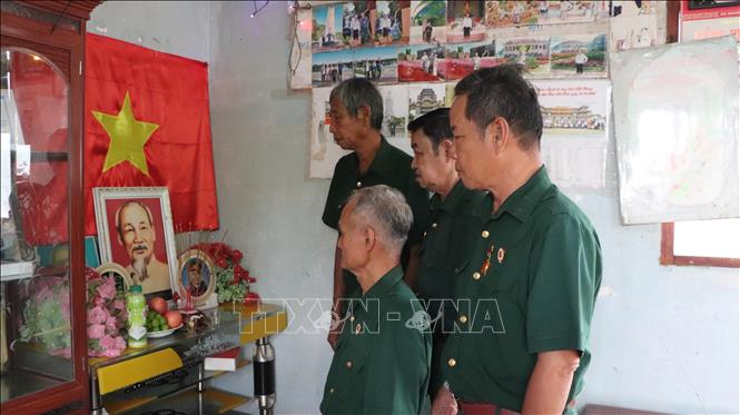 Các cựu chiến binh Chi hội Cựu chiến binh ấp Thạnh Bình dành phút tưởng niệm Bác Hồ. Ảnh: Hồng Thái - TTXVN