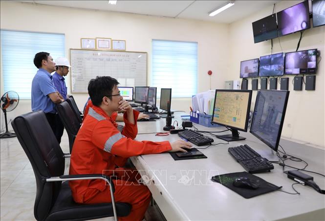 Việc phát triển tổ chức Đảng và đảng viên góp phần nâng cao nhận thức, năng suất lao động của công nhân, người lao động Đảng bộ Xi măng The Vissai. Ảnh: Đức Phương - TTXVN