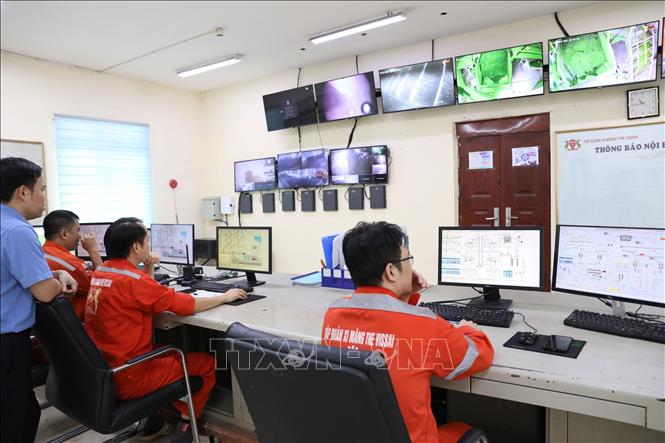 Việc phát triển tổ chức Đảng và đảng viên góp phần nâng cao nhận thức, năng suất lao động của công nhân, người lao động Đảng bộ Xi măng The Vissai. Ảnh: Đức Phương - TTXVN