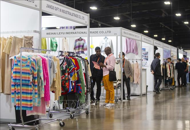 Khách hàng tham quan triển lãm hàng dệt may 2024 tại Mississauga, Ontario, Canada ngày 26/8/2024. Ảnh: THX/TTXVN