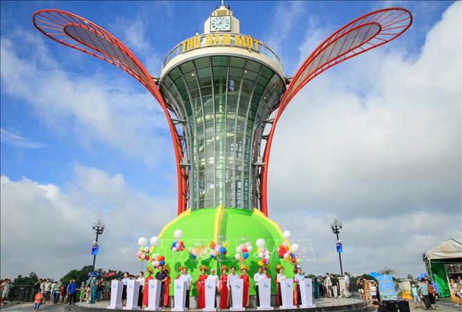 Lãnh đạo tỉnh Bình Dương và thành phố dự lễ ra mắt biểu tượng 