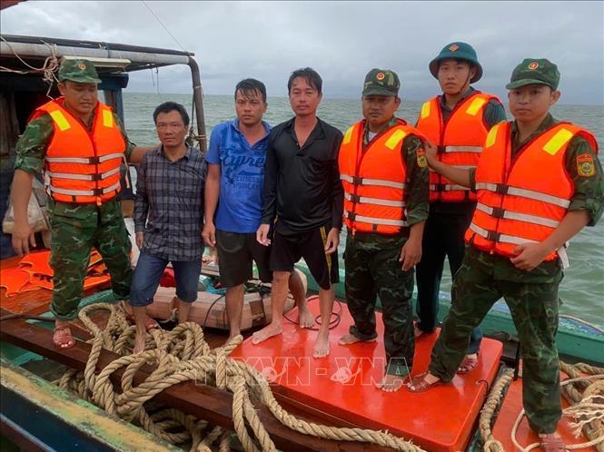 3 thuyền viên đã được lực lượng chức năng tìm kiếm, cứu hộ an toàn. Ảnh: TTXVN phát