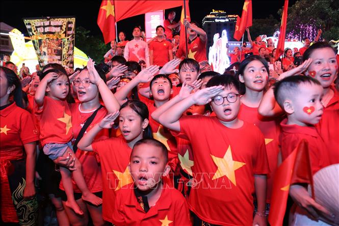 Hàng ngàn người dân Tuyên Quang và du khách thực hiện nghi lễ chào cờ và đồng thanh hát Quốc ca. Ảnh: Quang Cường - TTXVN