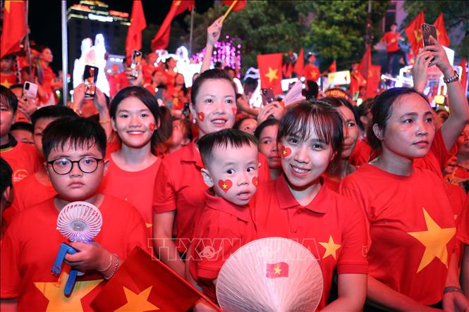 Người dân Tuyên Quang cùng nhau mặc đồng phúc áo cờ đỏ sao vàng chào mừng kỷ niệm Quốc khánh 2/9. Ảnh: Quang Cường - TTXVN