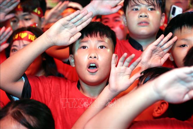 Người dân Tuyên Quang đồng thanh hát Quốc ca và bài 